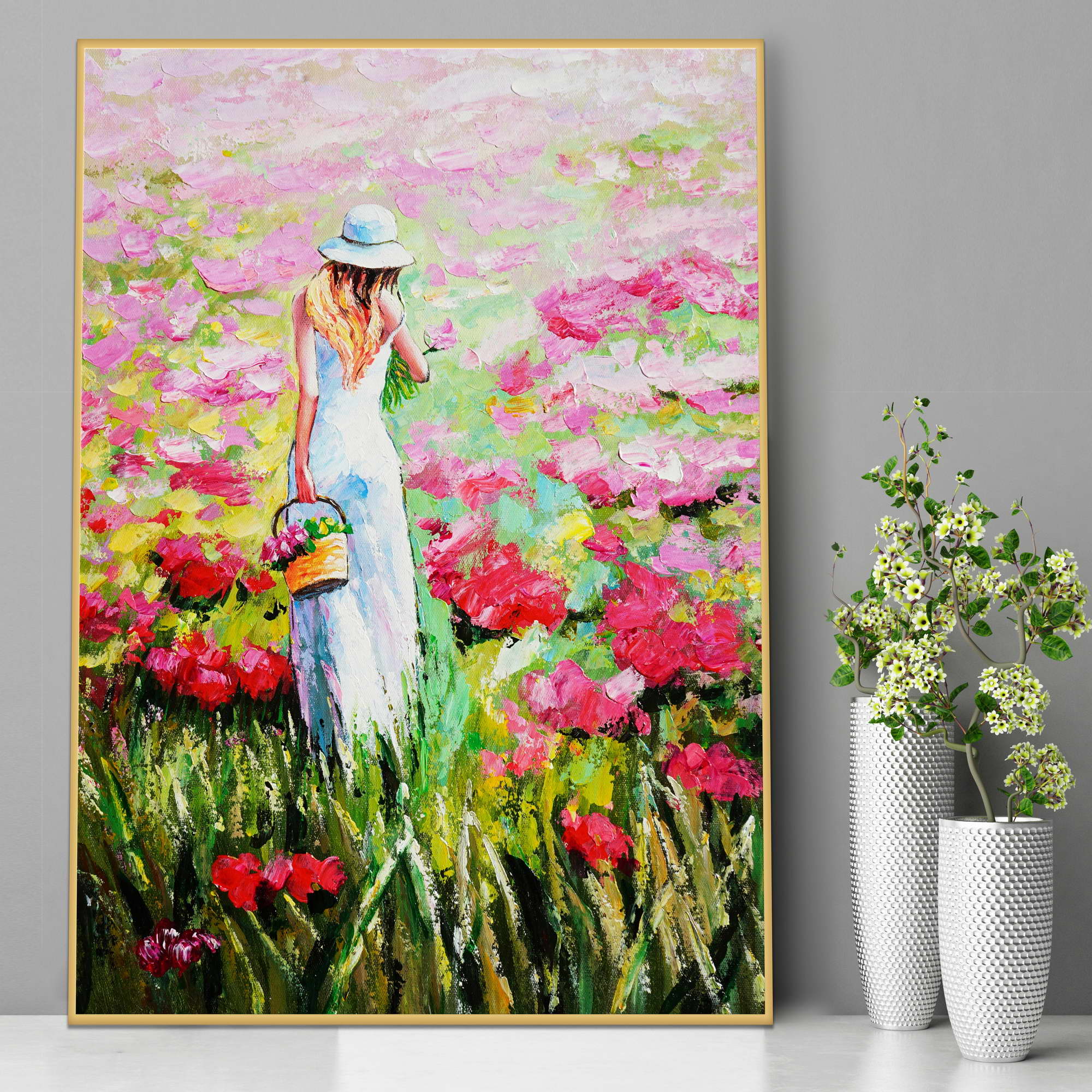 Donna elegante che cammina in un campo di fiori
