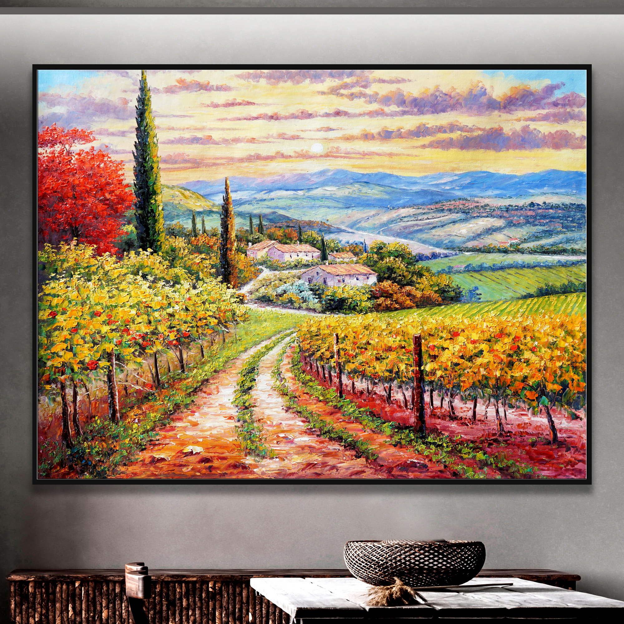 Dipinto di un paesaggio toscano con vigne, case e colline all'alba.