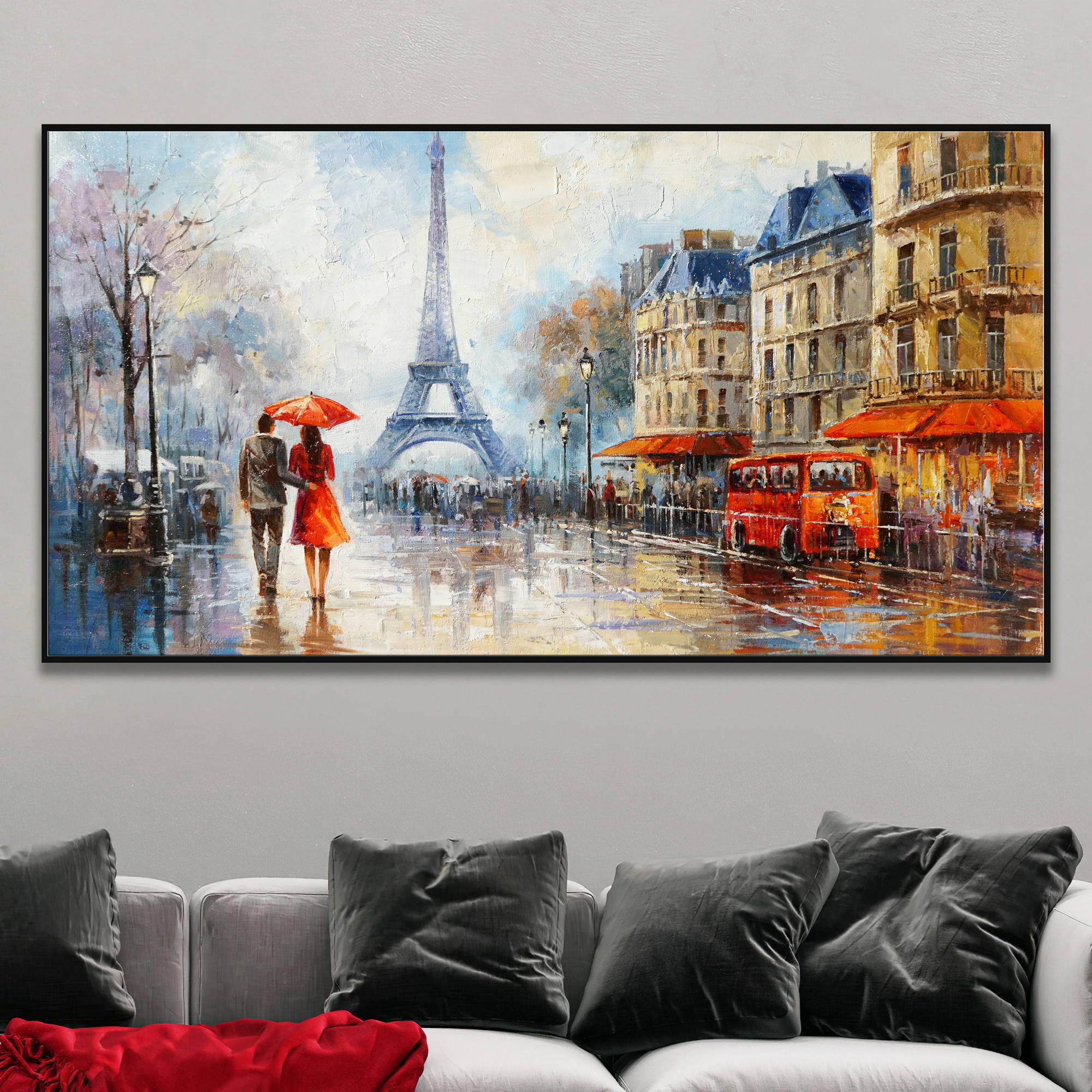 Coppia con ombrello rosso in una strada di Parigi con pioggia, Torre Eiffel e autobus rosso
