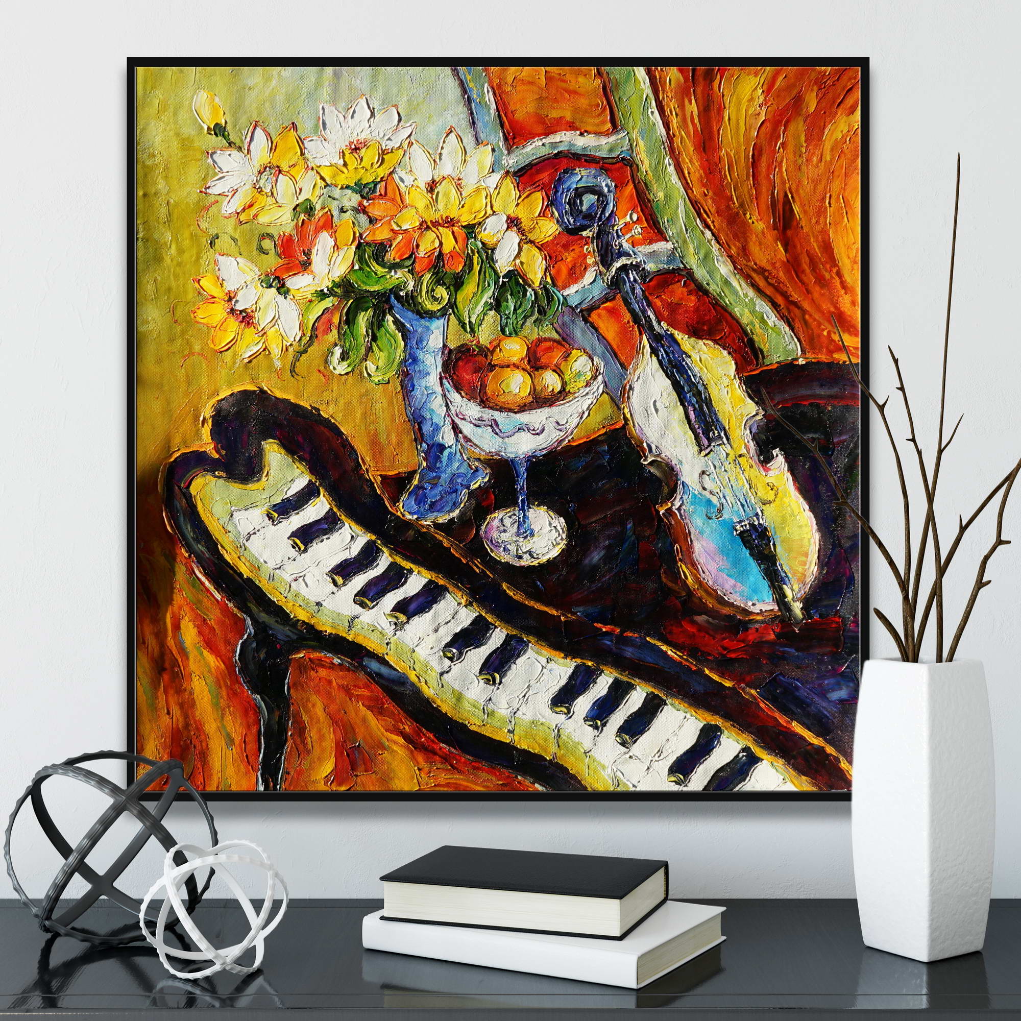 Quadro con natura morta espressionista con fiori, frutta e strumenti musicali.