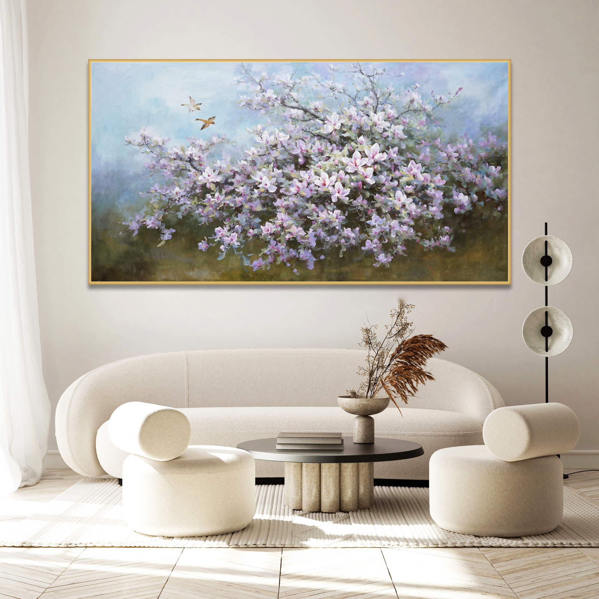 Dipinto di un ramo di magnolia in fiore con uccelli in volo