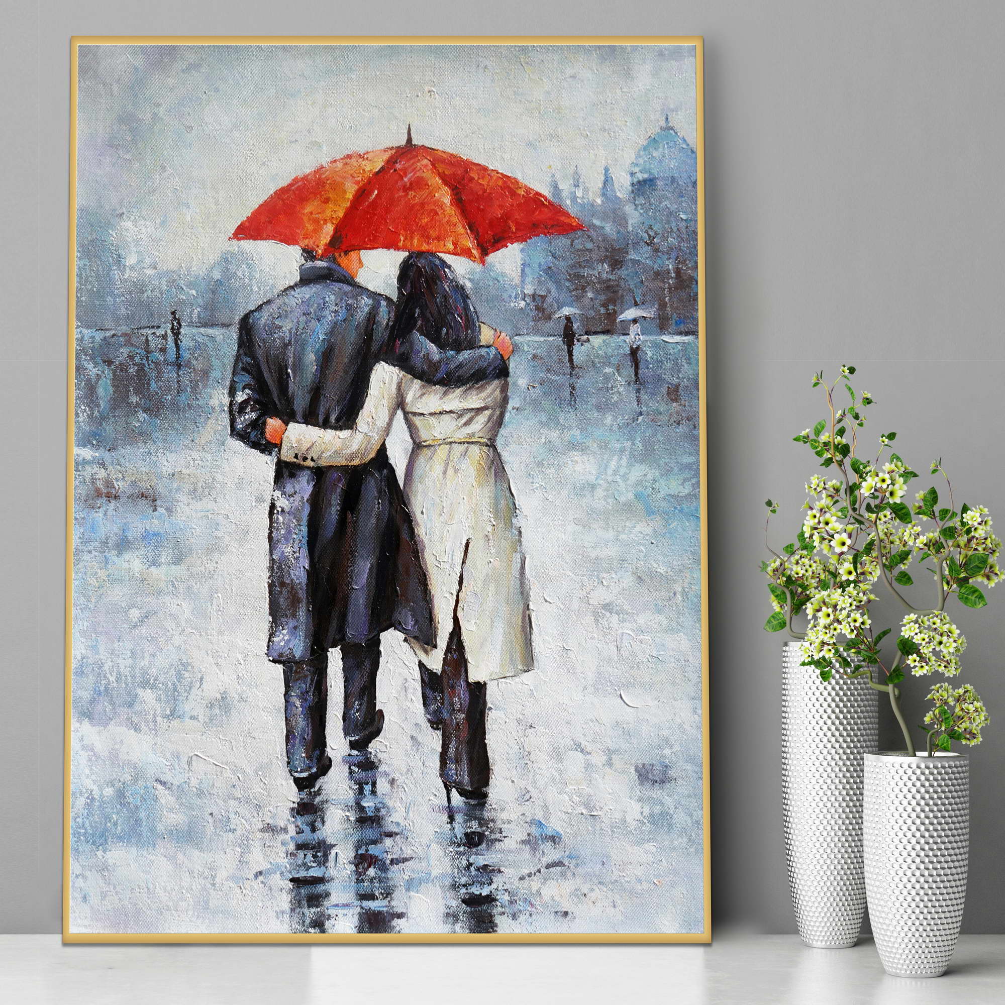 Dipinto di coppia abbracciata sotto un ombrello rosso su sfondo urbano