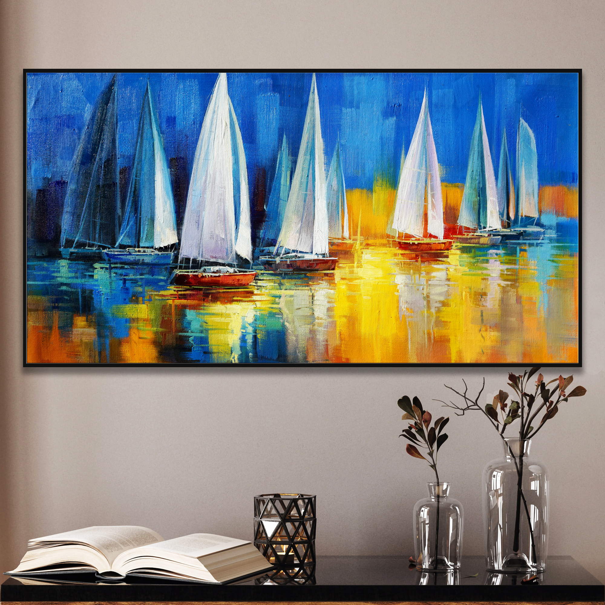 Dipinto con barche a vela e riflessi colorati sull'acqua al tramonto con skyline sfocato in fondo