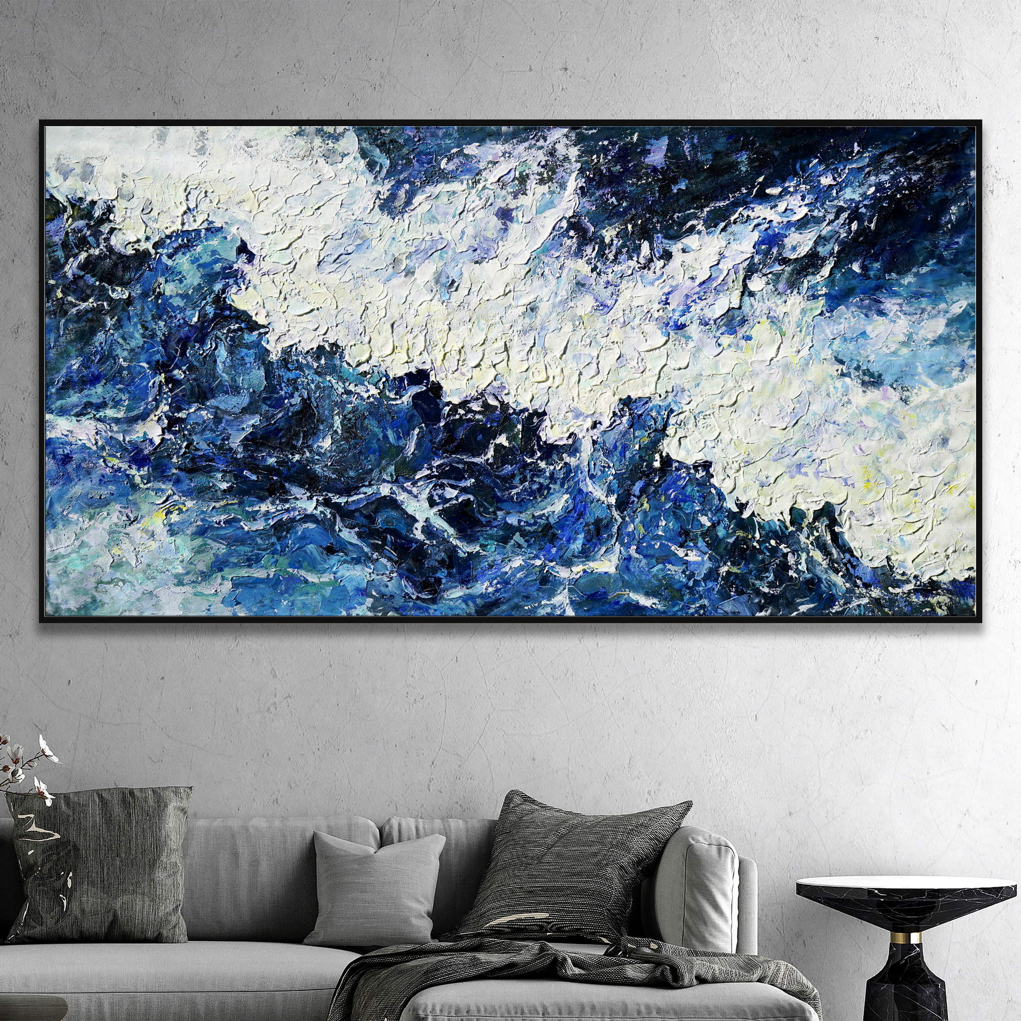Dipinto di un mare in tempesta con onde e creste schiumose in blu e bianco