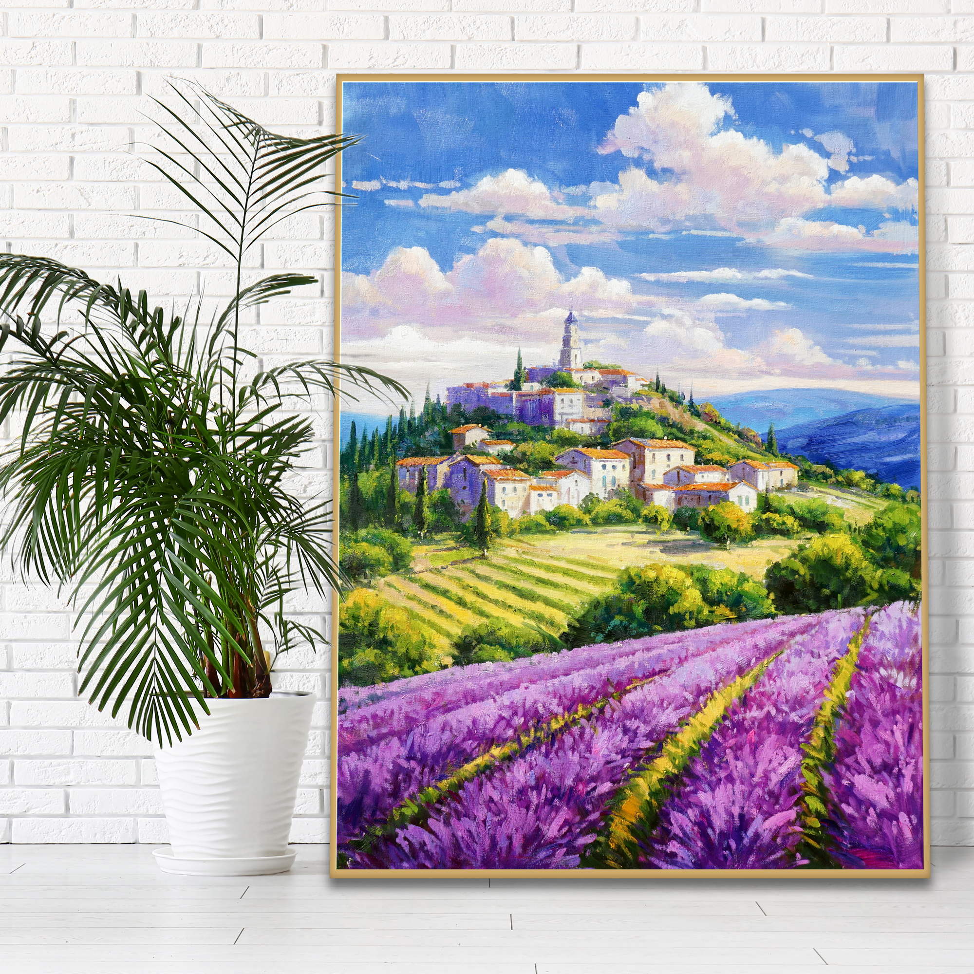 Dipinto di un paesaggio con campi di lavanda e antico borgo sulla collina