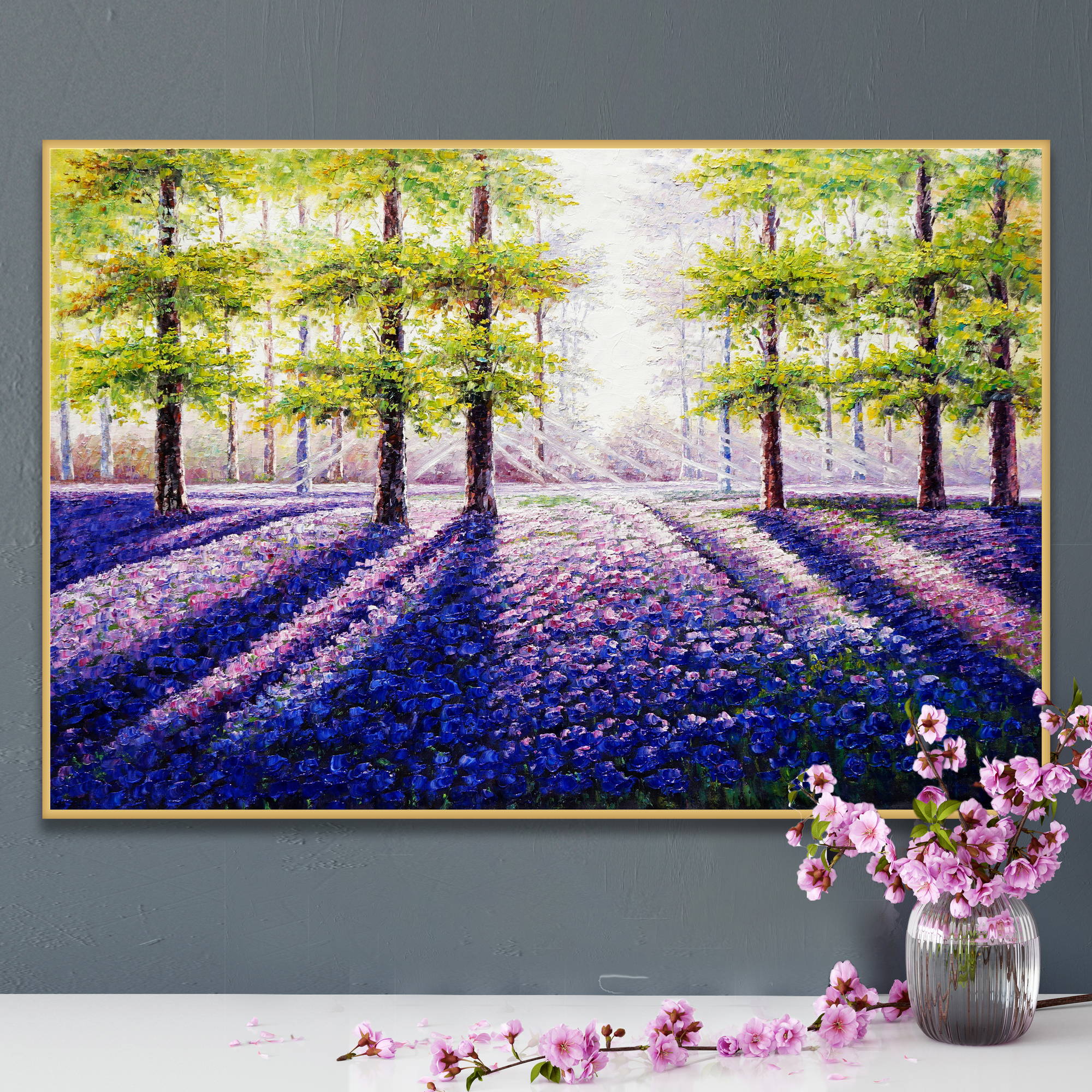 Dipinto di un bosco con alberi e fiori viola