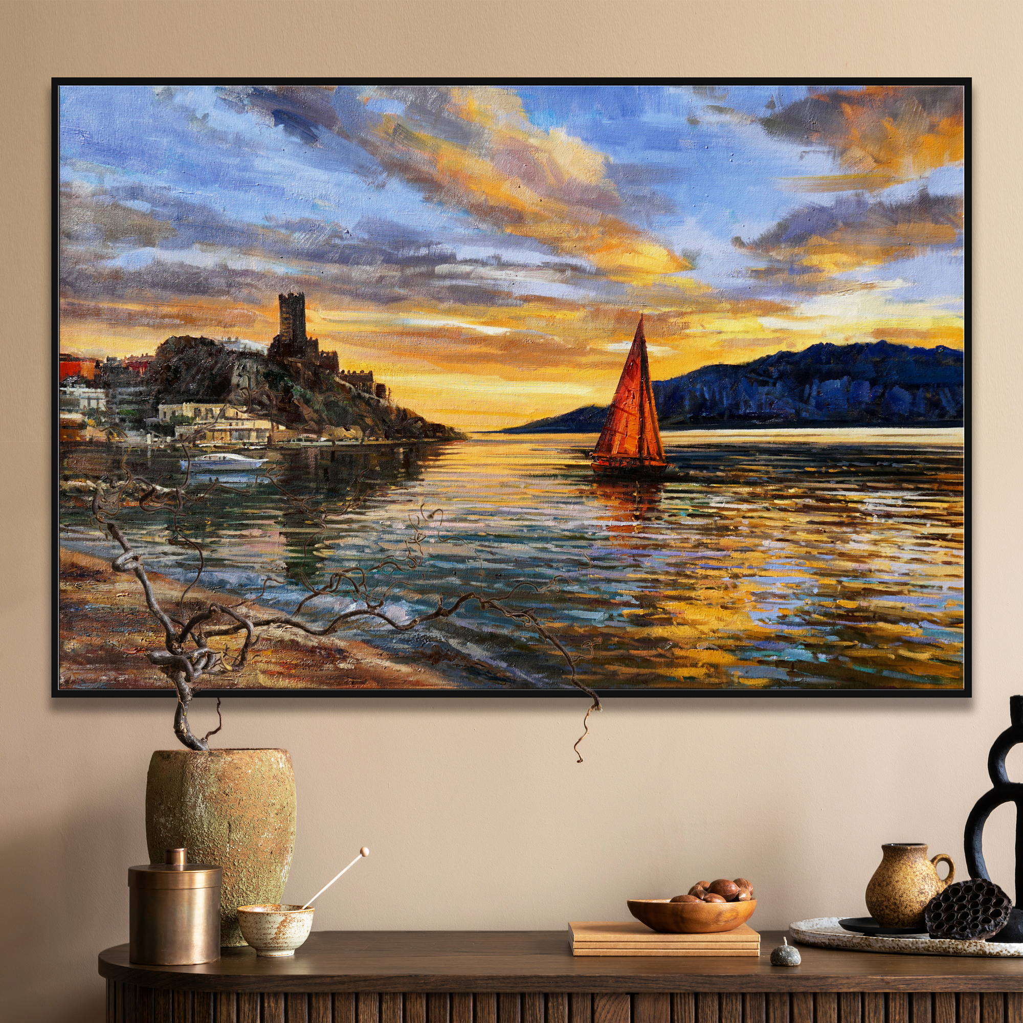 Quadro con tramonto sul castello di Malcesine, cielo colorato e barca a vela