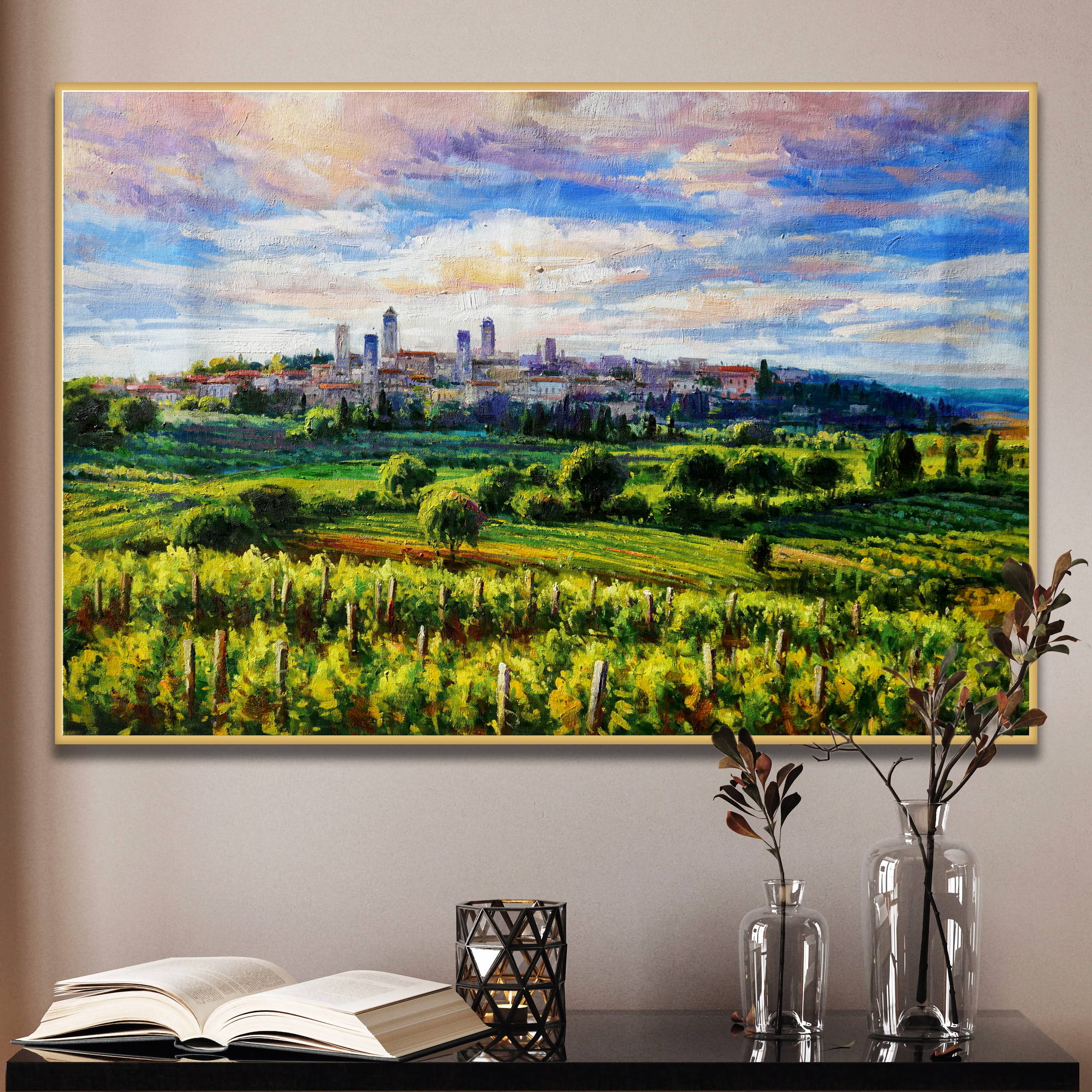 Dipinto panoramico di San Gimignano con campi verdi e cielo nuvoloso.