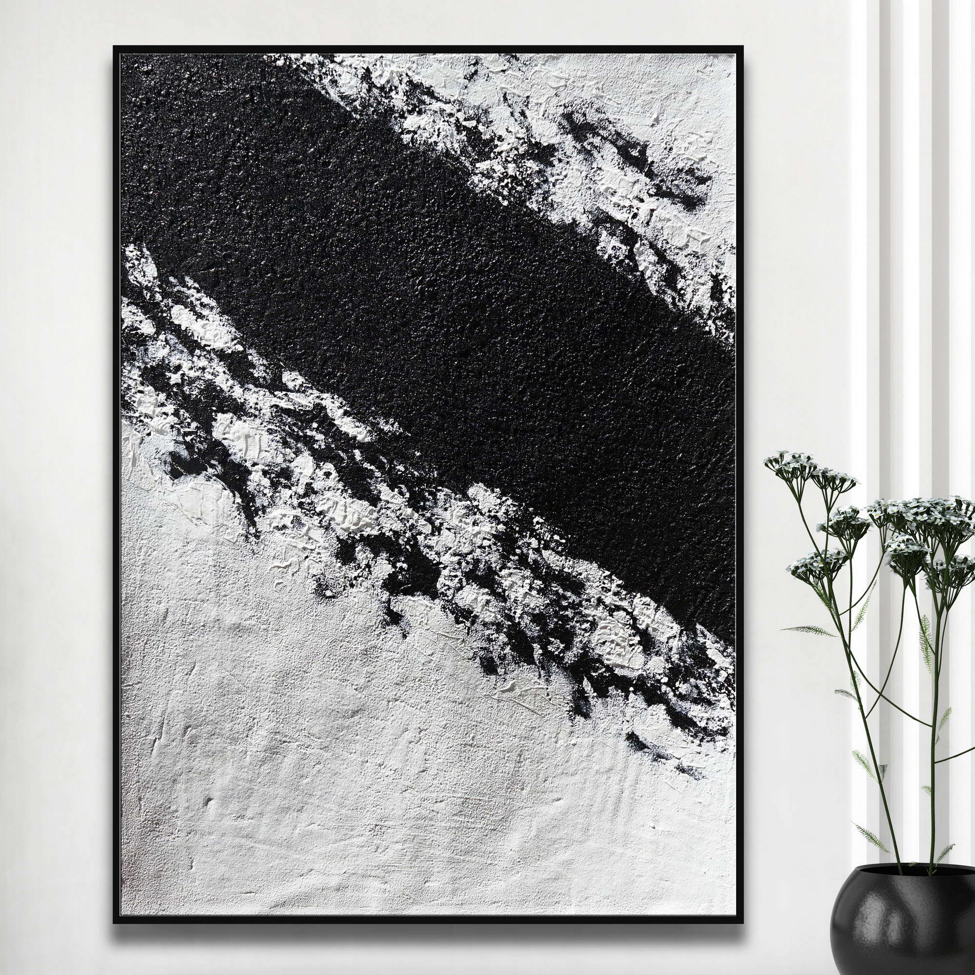 Quadro astratto in bianco e nero con texture che ricorda un monte innevato