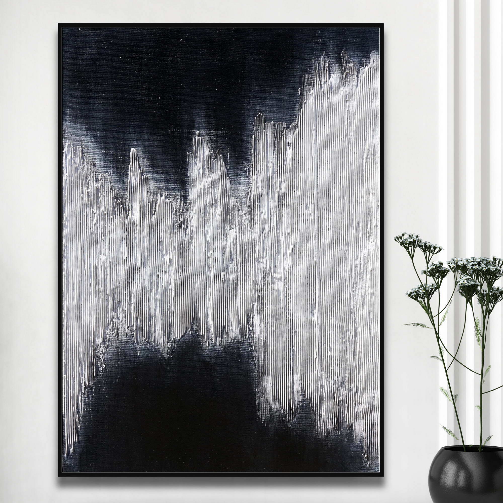 Quadro astratto con linee verticali bianche e sfondo nero