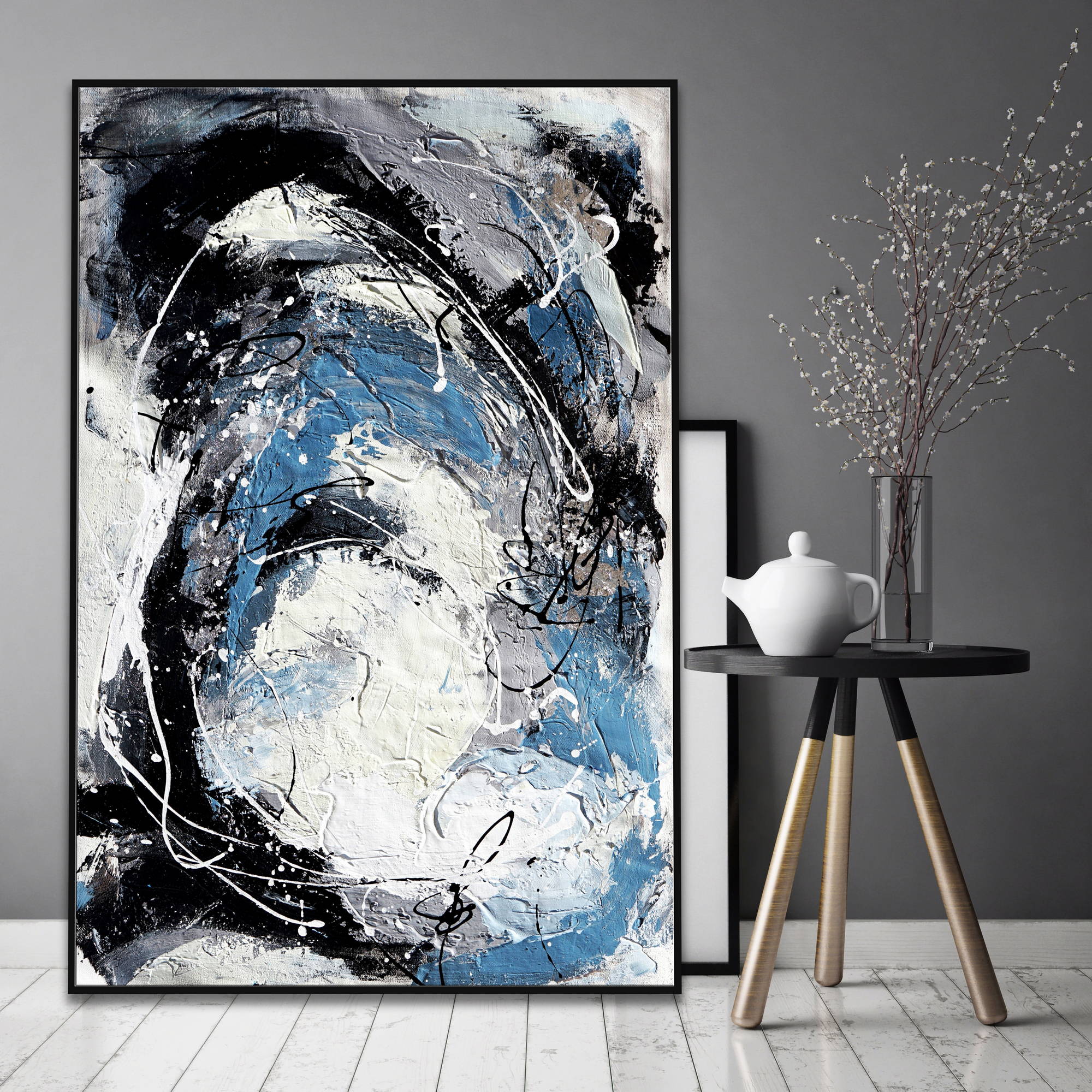 Dipinto astratto con forme intrecciate e texture spesse in bianco, nero e blu
