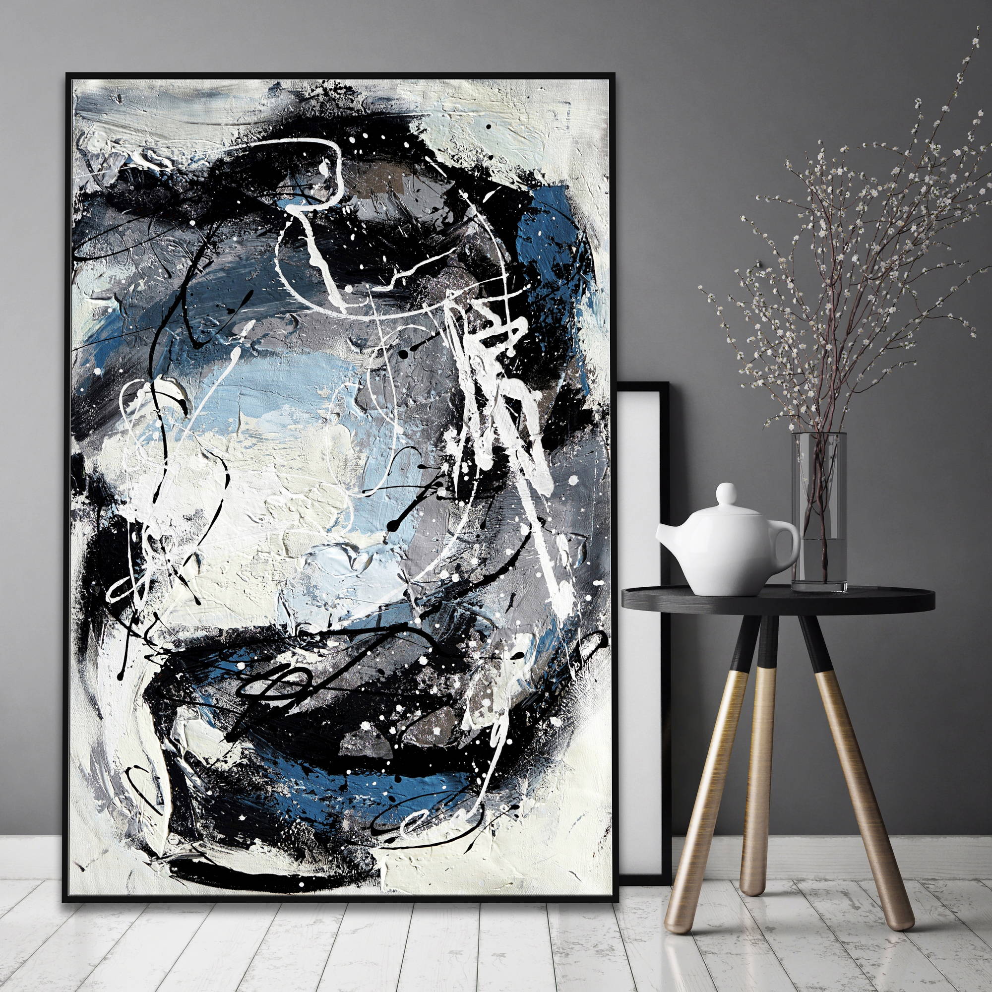 Dipinto astratto con spatolate materiche di colore bianco, nero e blu