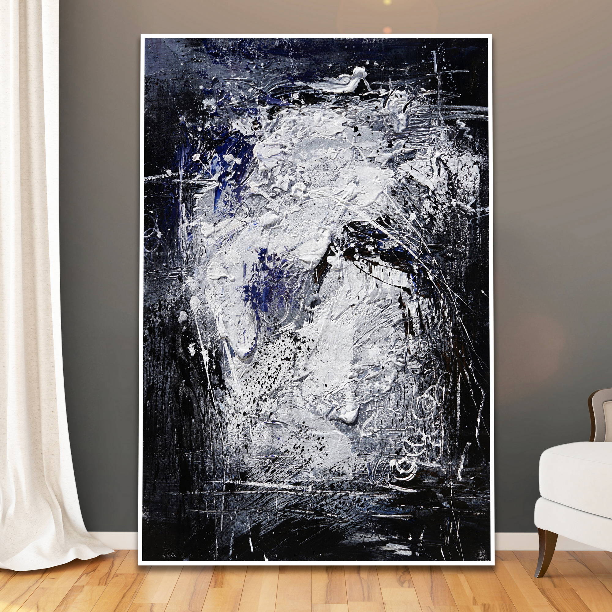 Dipinto astratto con ricche texture in bianco e blu su sfonto nero