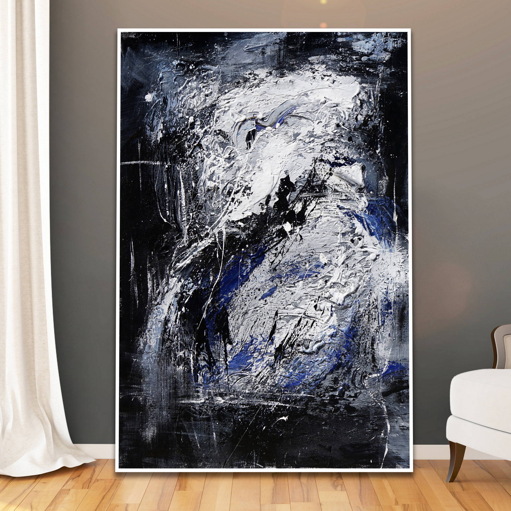 Dipinto astratto con spatolate di blu e bianco su sfondo nero
