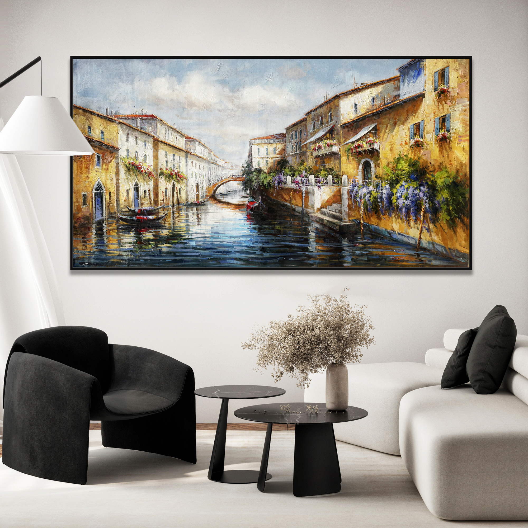 Dipinto di un canale a Venezia con barche e palazzi storici con balconi fioriti