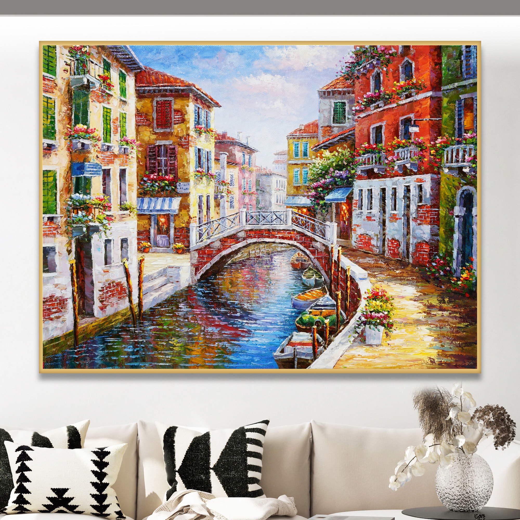 Quadro di un canale di Venezia con ponte e case fiorite