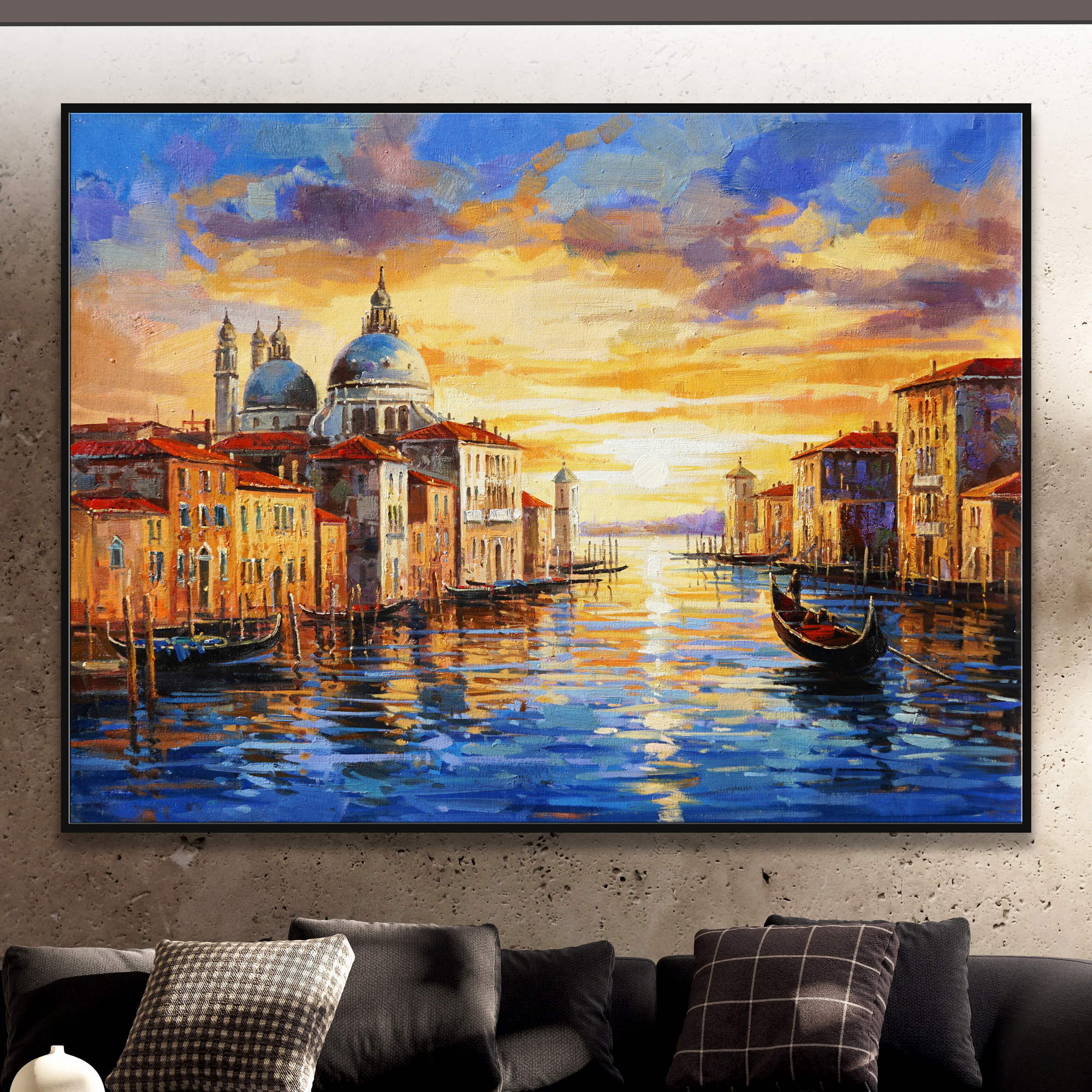 Dipinto di un tramonto a Venezia con edifici sul canale, basilica, gondole e un cielo nuvoloso