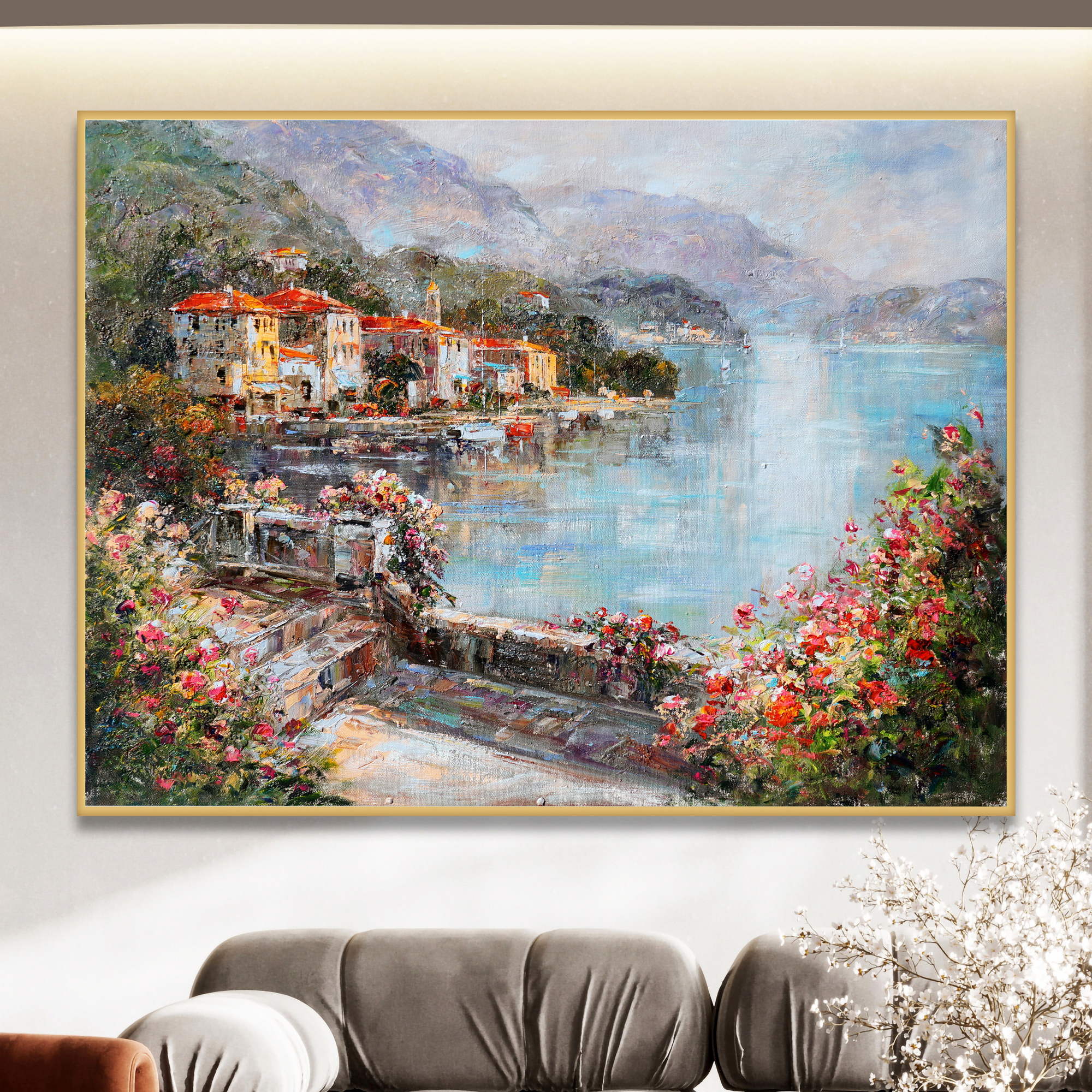 Dipinto di un pittoresco paese sul lago di Como con fiori e montagne