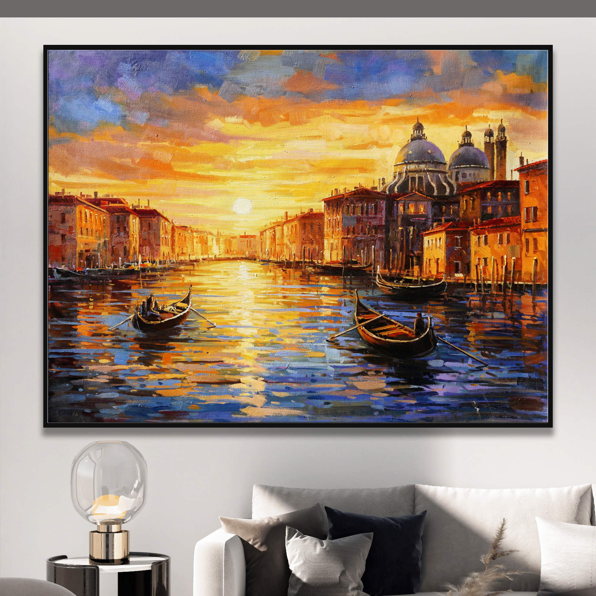 Quadro di Venezia al tramonto con gondole sul Canal Grande e cielo infuocato